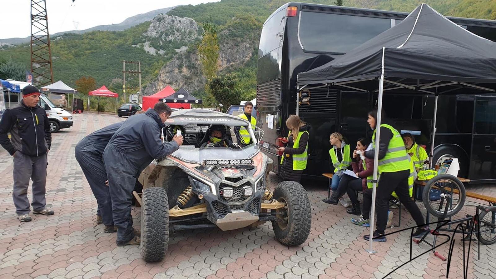 Отель Urban Nightliner Тирана Экстерьер фото